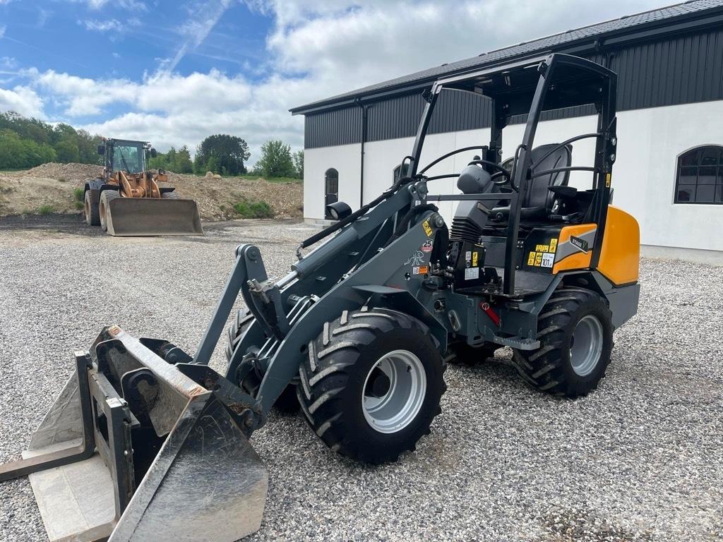 GiANT G2700 Extra Mini loaders