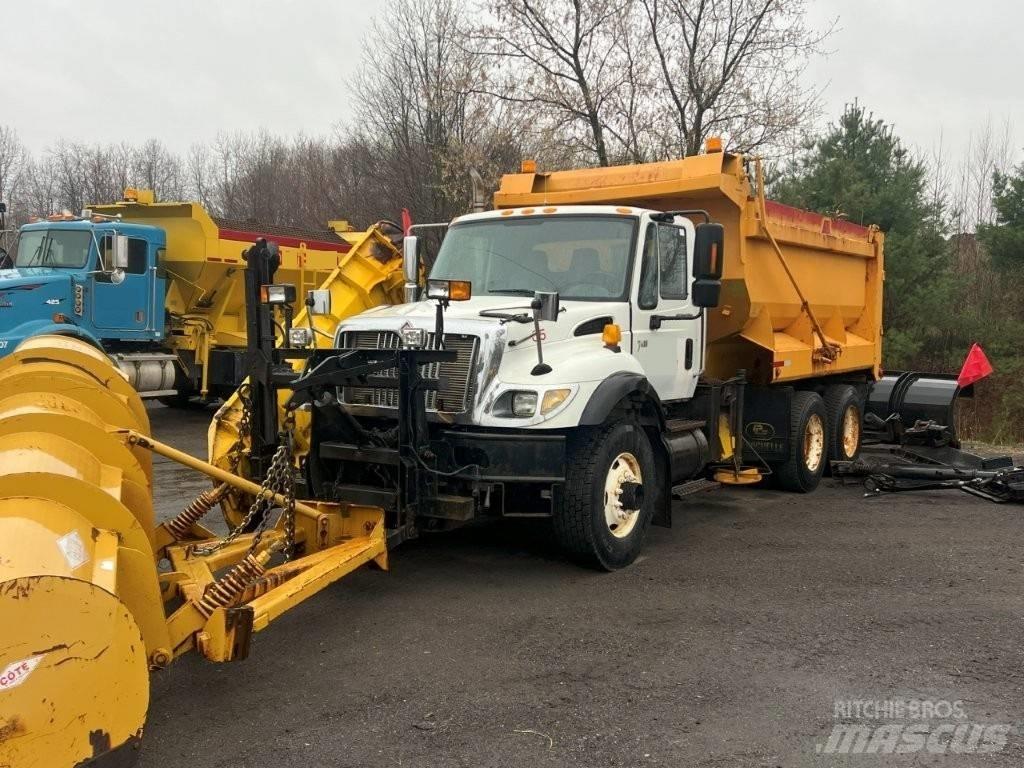 International 7400 Snow blades and plows