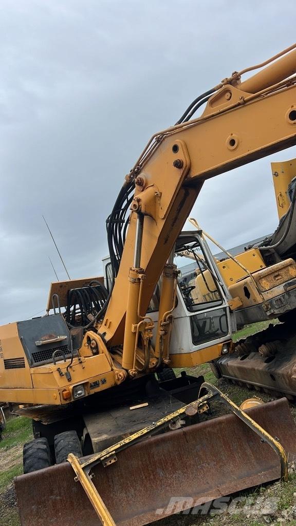 Liebherr A 922 Booms and arms
