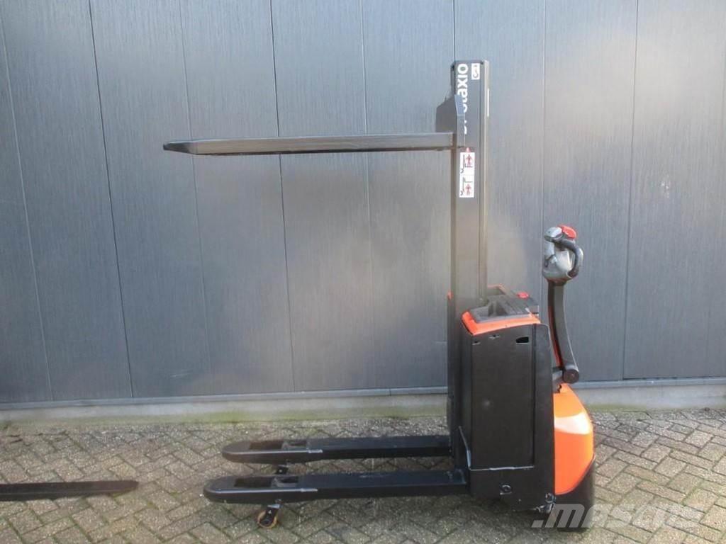 Toyota SWE 080L Pedestrian stacker