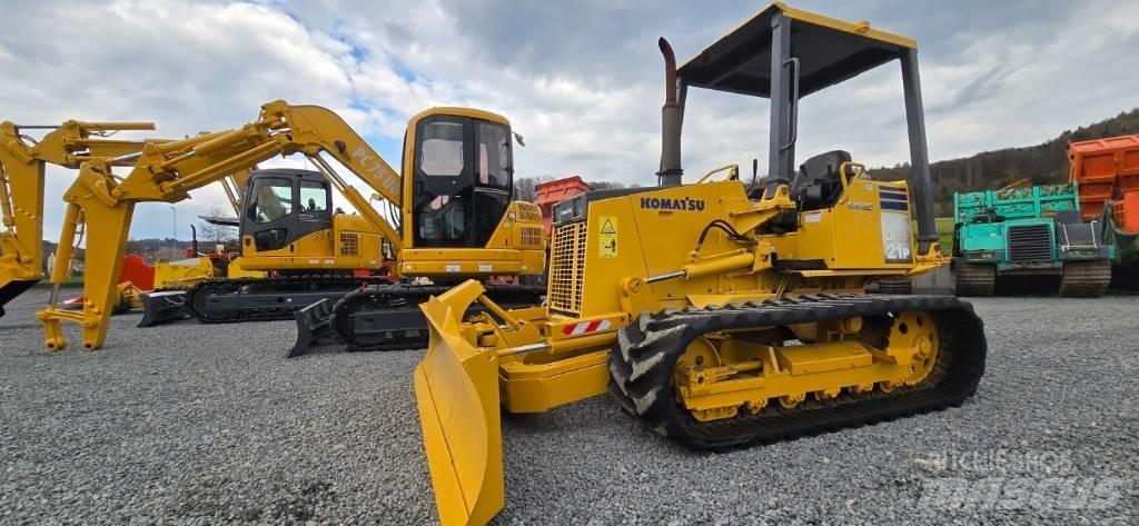 Komatsu D 21 P-8 Crawler dozers