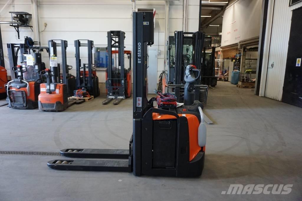 Toyota SPE120L Pedestrian stacker