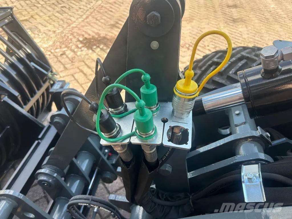 GiANT G2700 Mini loaders