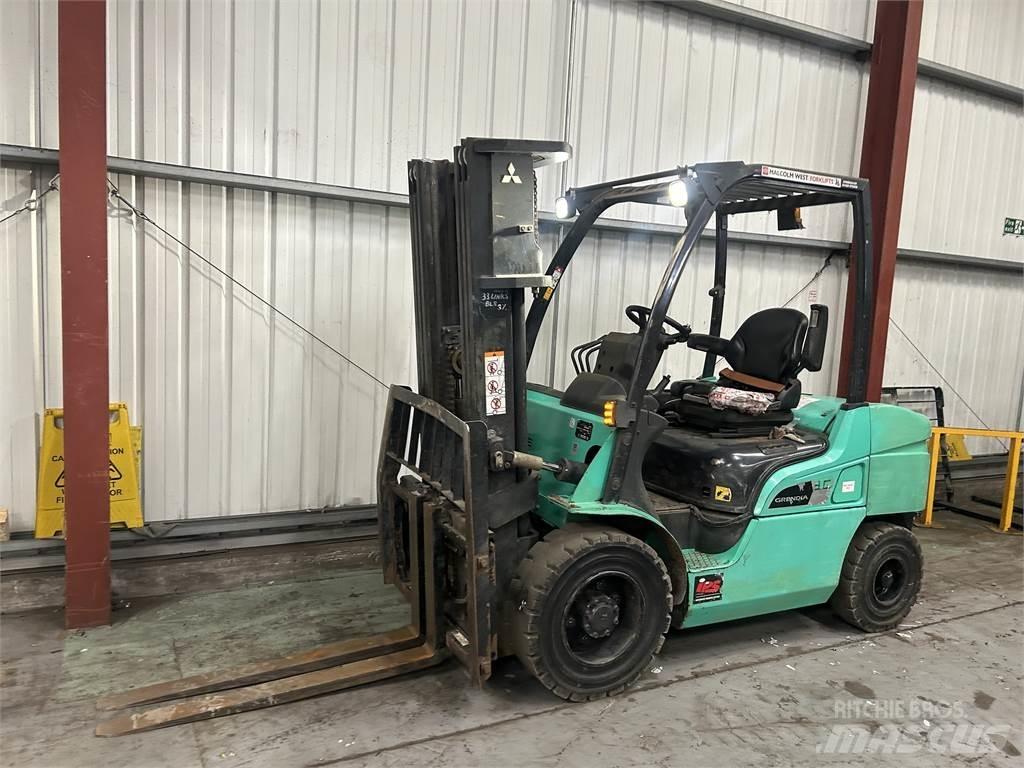 Mitsubishi FD30NT Diesel trucks