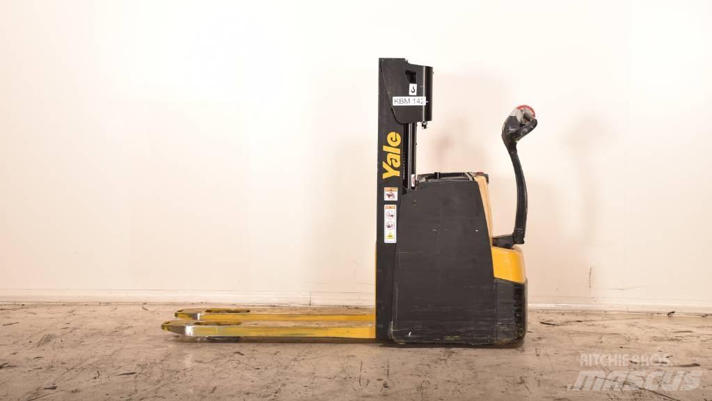 Yale MS 14 AC Pedestrian stacker
