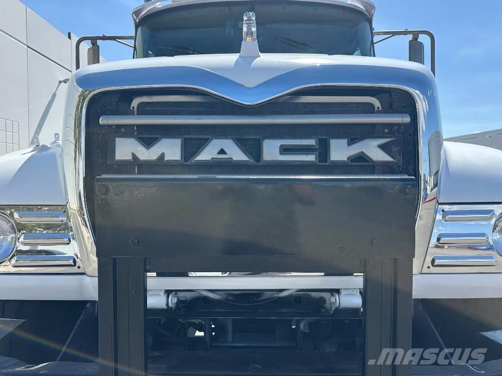 Mack CV 713 Cable lift demountable trucks
