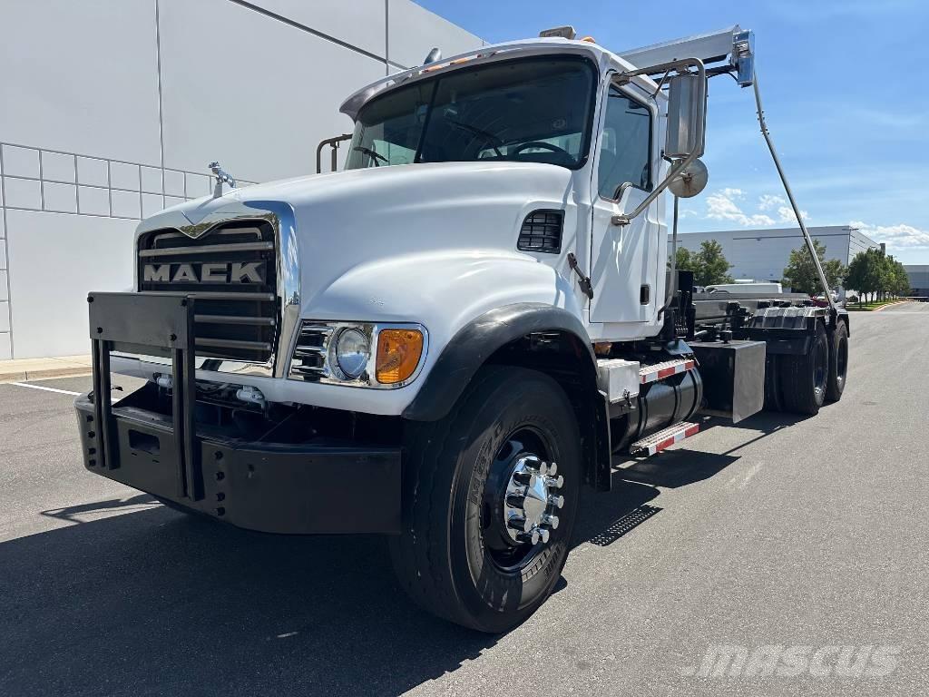 Mack CV 713 Cable lift demountable trucks
