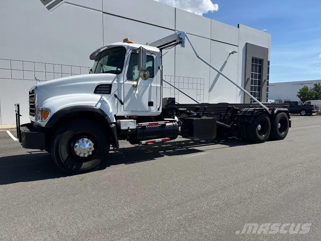 Mack CV 713 Cable lift demountable trucks