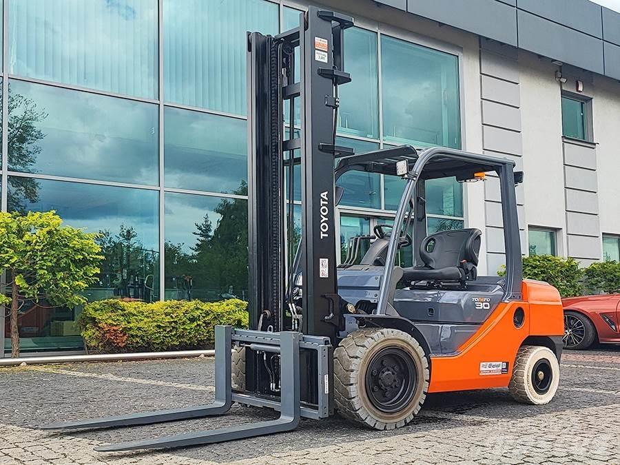 Toyota 02-8FDF30 Diesel trucks