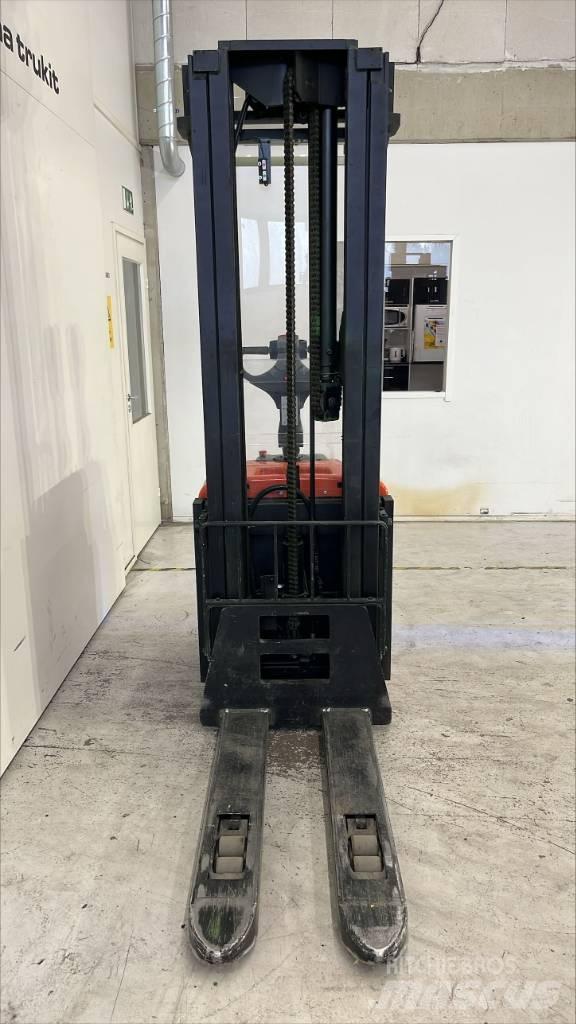 BT SPE 160 L Self propelled stackers