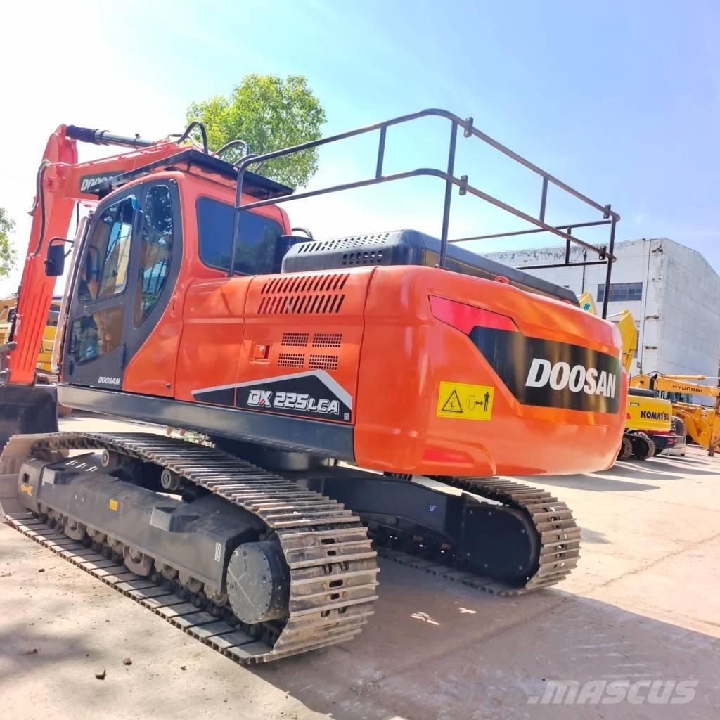 Doosan DX 225 Crawler excavators