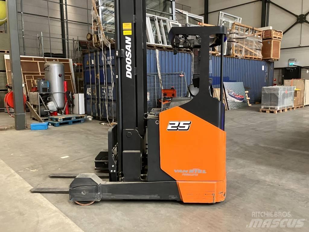 Doosan BR25JW-9 Reach trucks