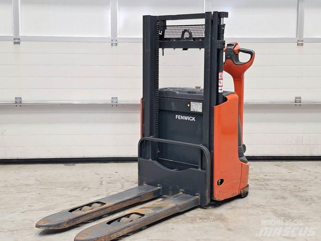Linde L10 Pedestrian stacker