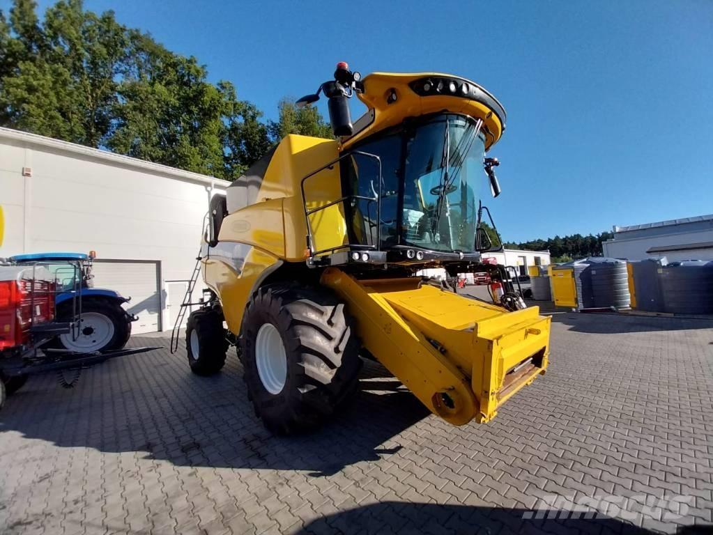 New Holland CX 8.90 Combine harvesters