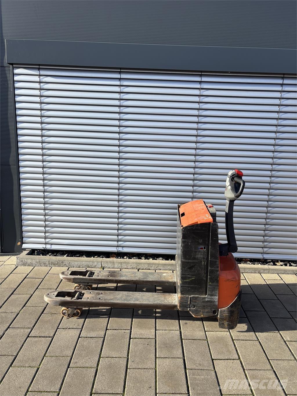 BT LWE 180 Pedestrian stacker