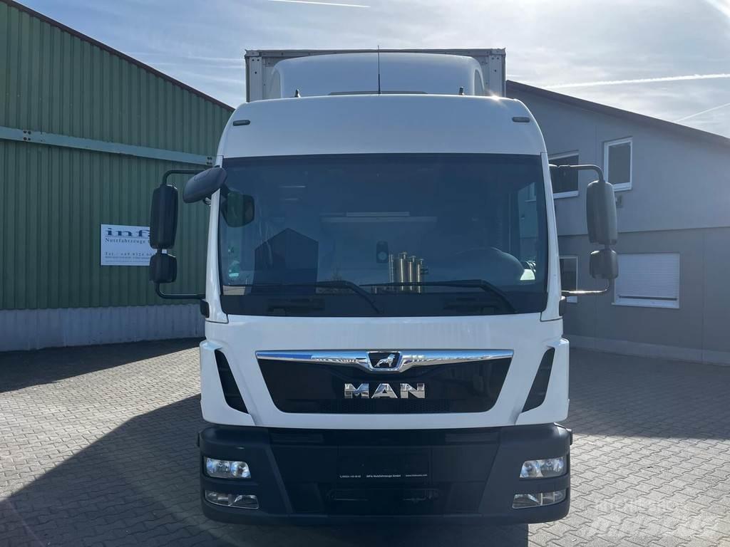 MAN TGL 8.220 Curtainsider trucks