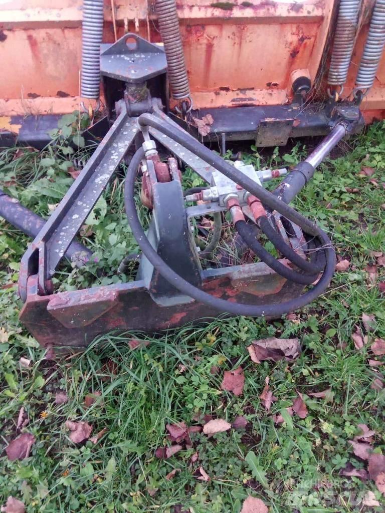  PLUG priključek Snow blades and plows