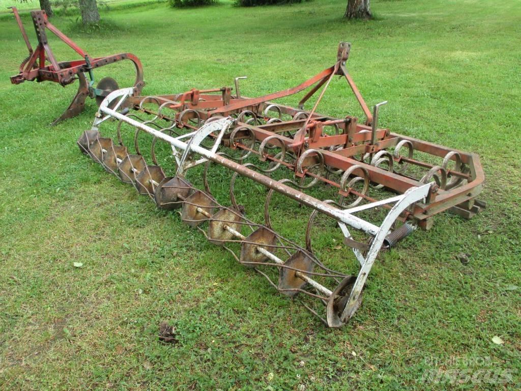Massey Ferguson 590 Tractors