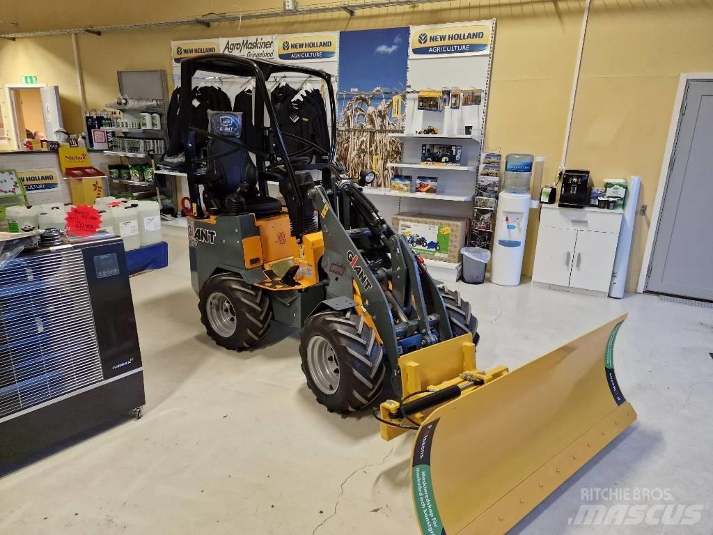 GiANT G1100 Multi purpose loaders