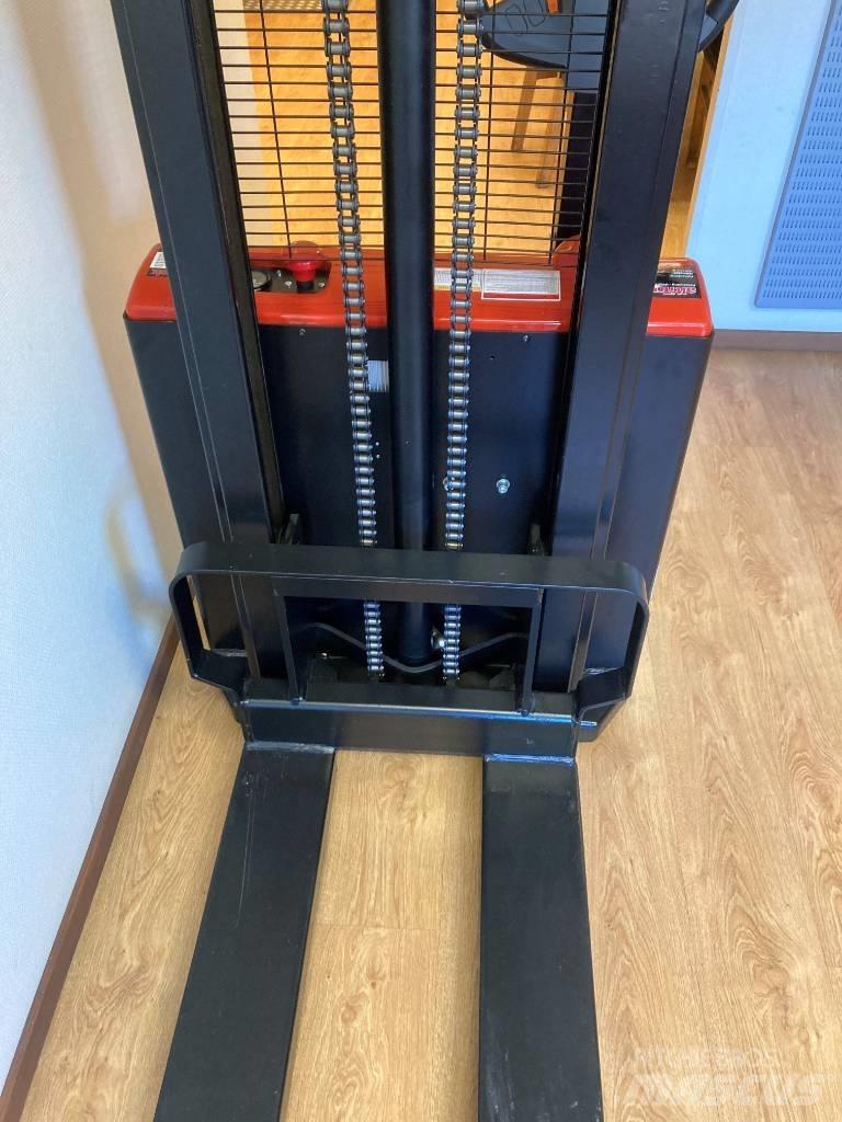 Heli CDD 12J Pedestrian stacker