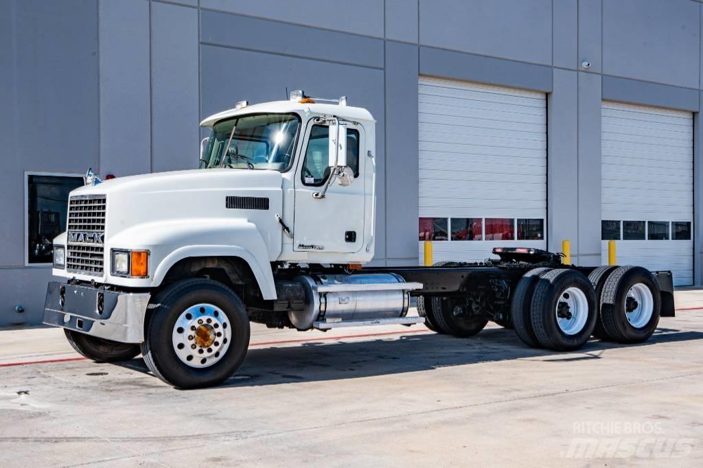 Mack CHN 613 Tractor Units