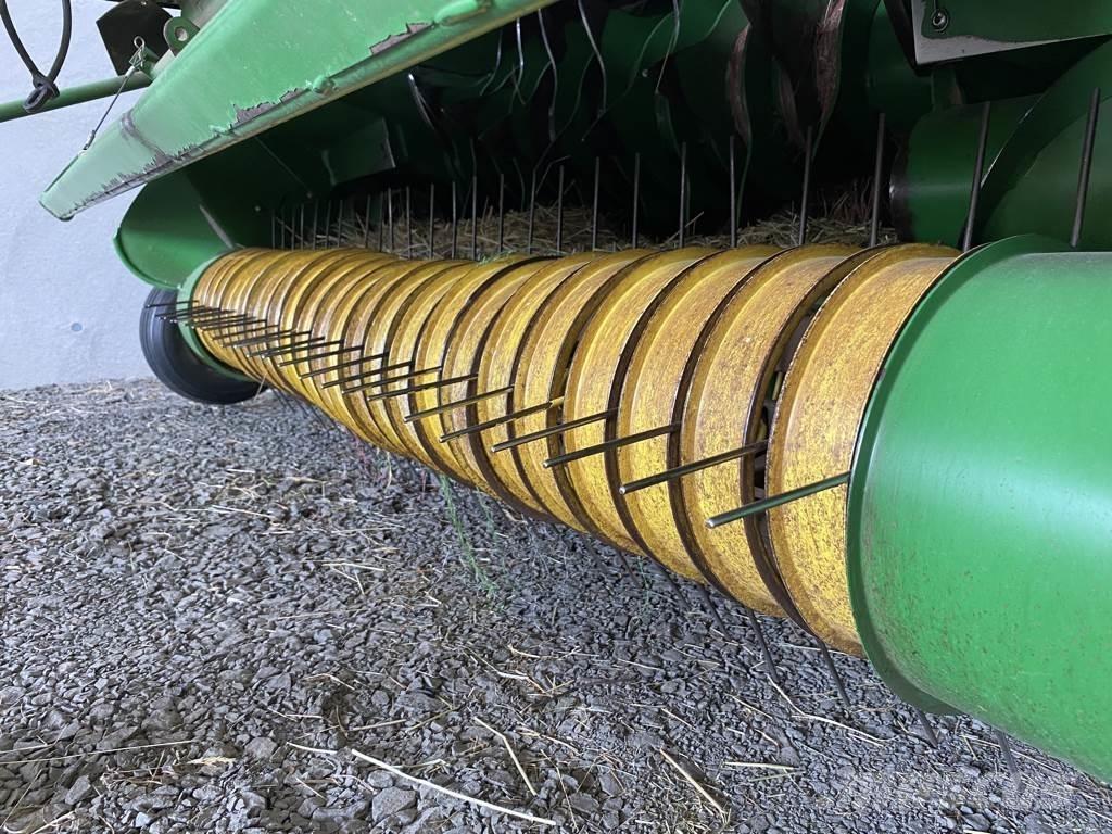 John Deere 568 Round balers