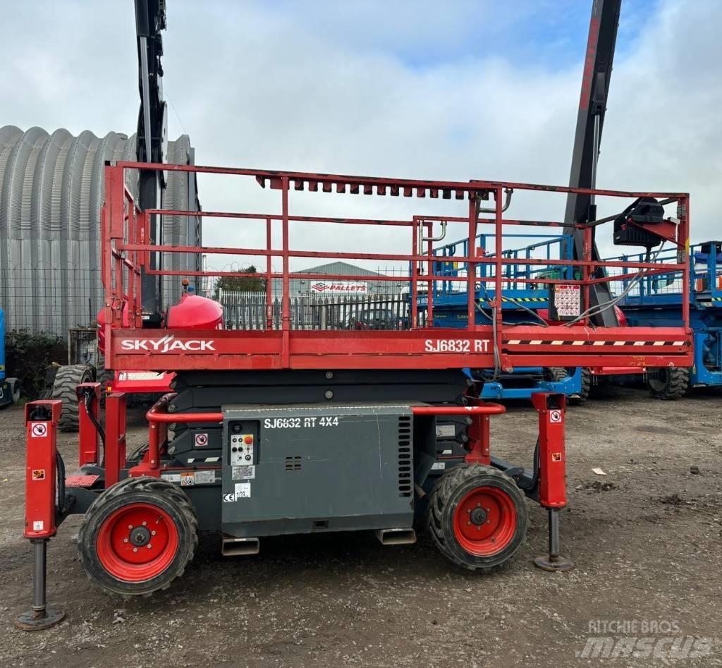 SkyJack SJ 6832 RT Scissor lifts