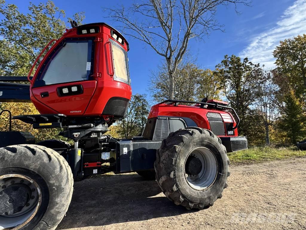 Komatsu 951 Harvesters