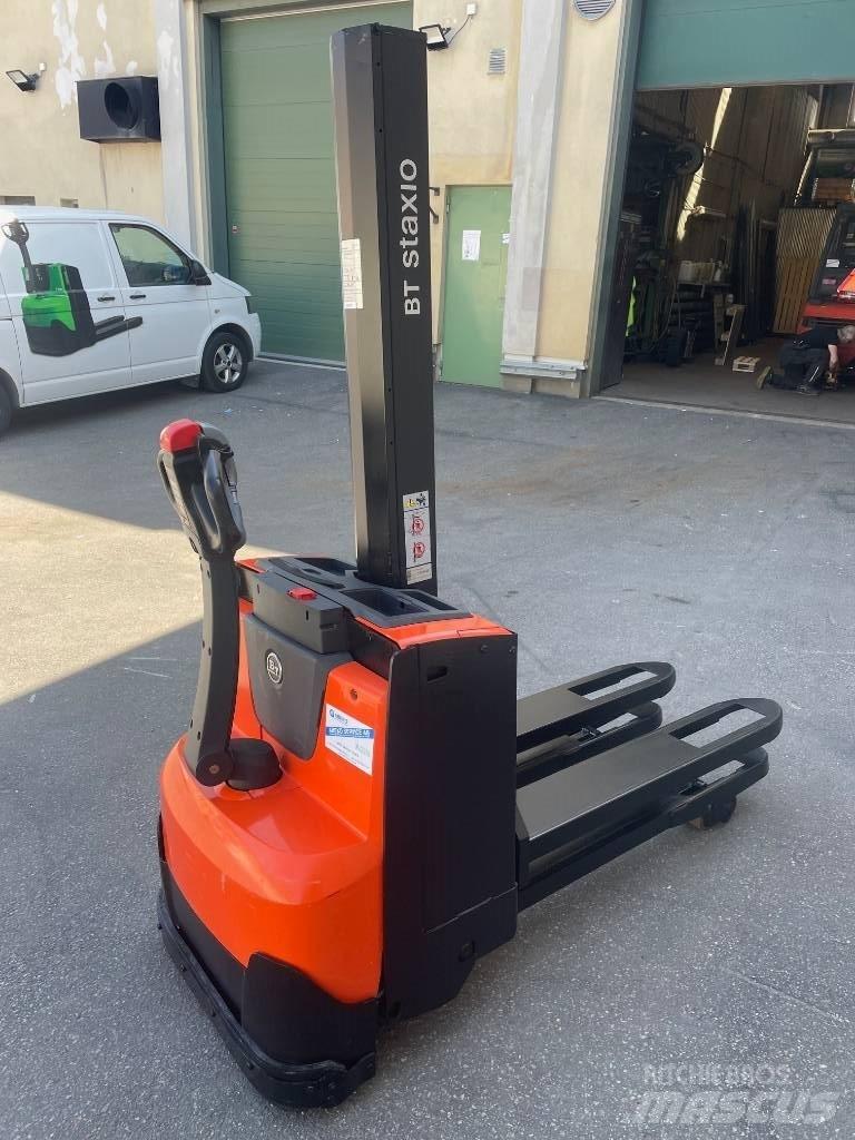 BT SWE080L Pedestrian stacker