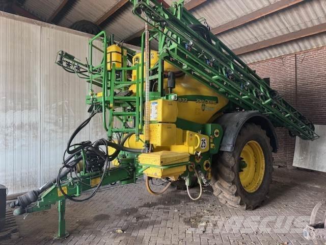 John Deere 832 Self-propelled sprayers