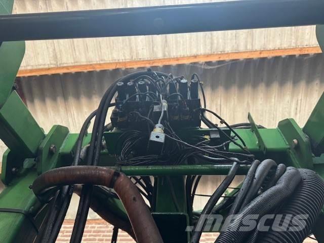 John Deere 832 Self-propelled sprayers