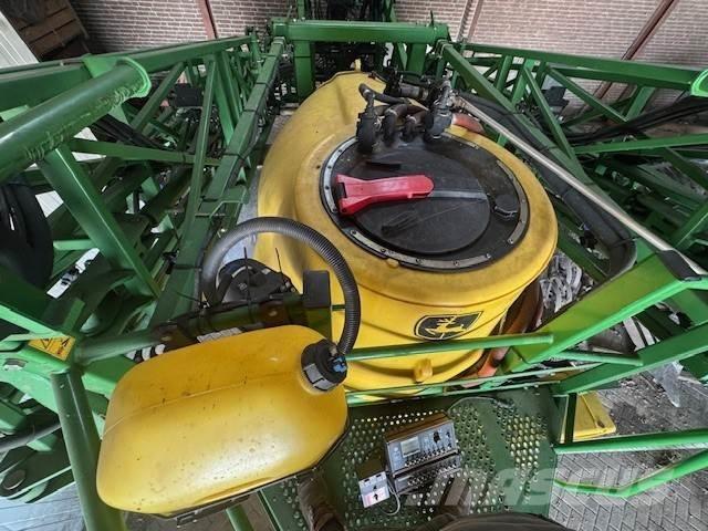 John Deere 832 Self-propelled sprayers