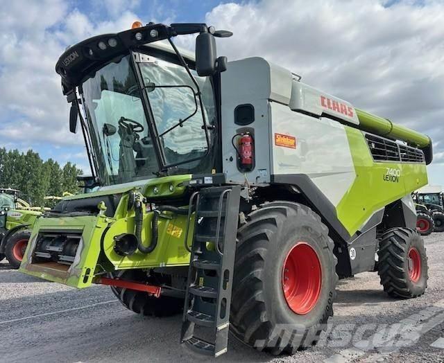 CLAAS LEXION 7400 Combine harvesters