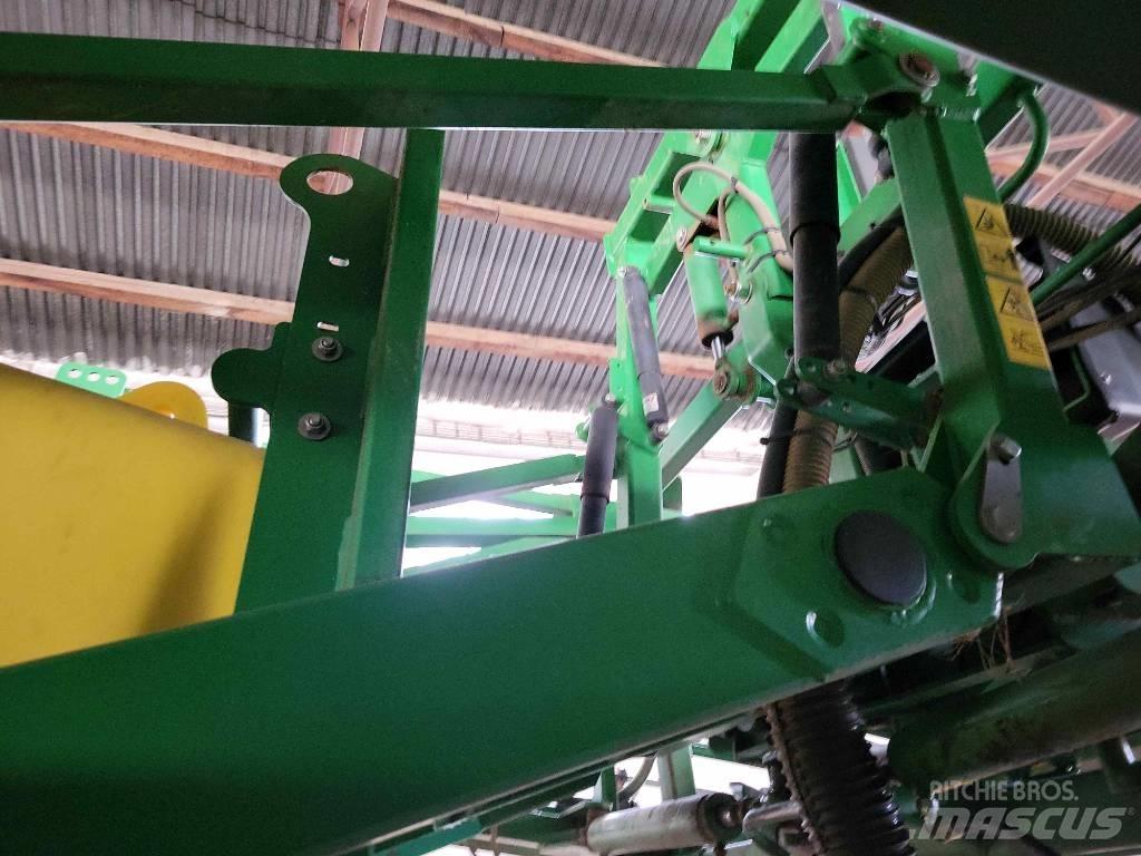 John Deere 732 Trailed sprayers