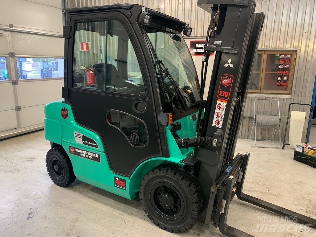 Mitsubishi FD25N3 Diesel trucks