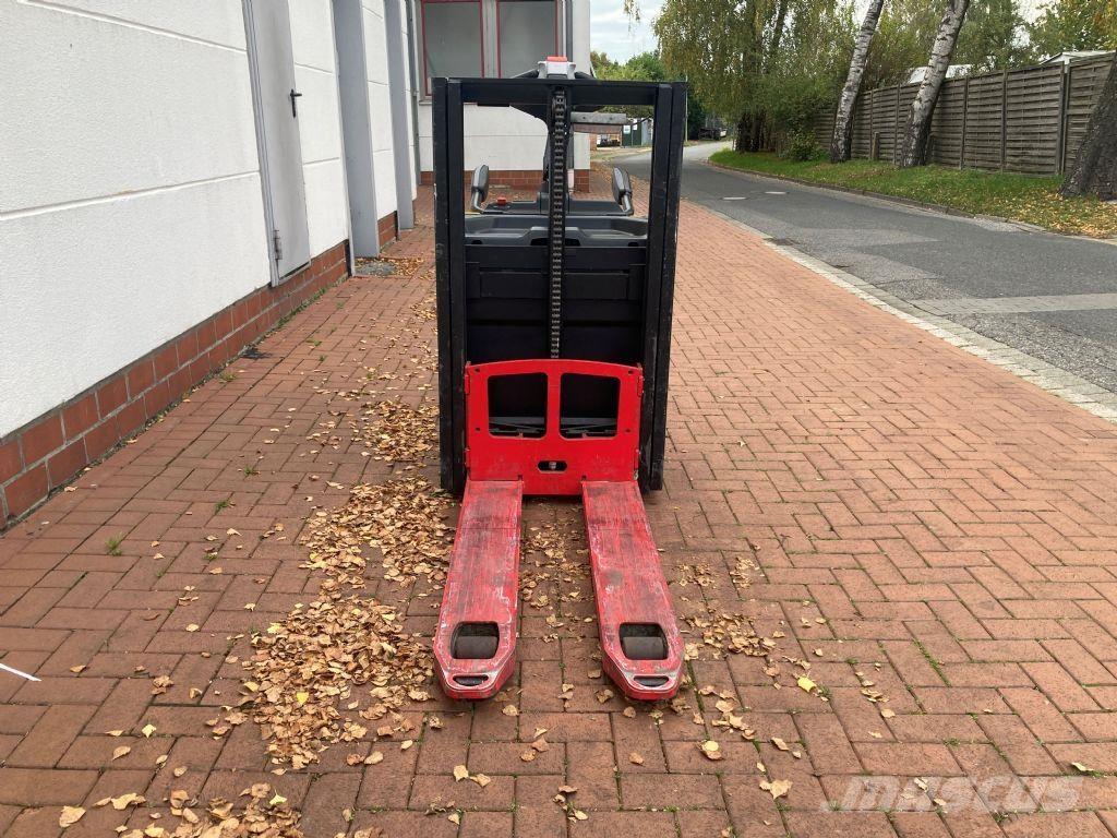 Hyster S 2.0SD Pedestrian stacker