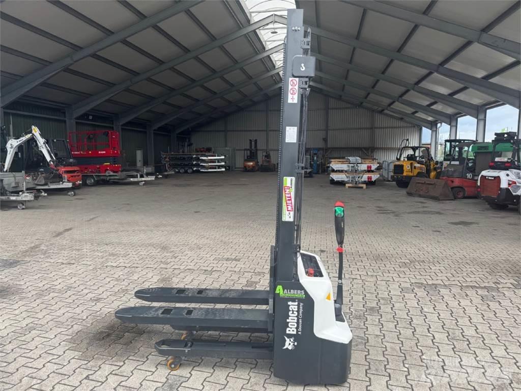 Bobcat LSM12N-7 i Pedestrian stacker