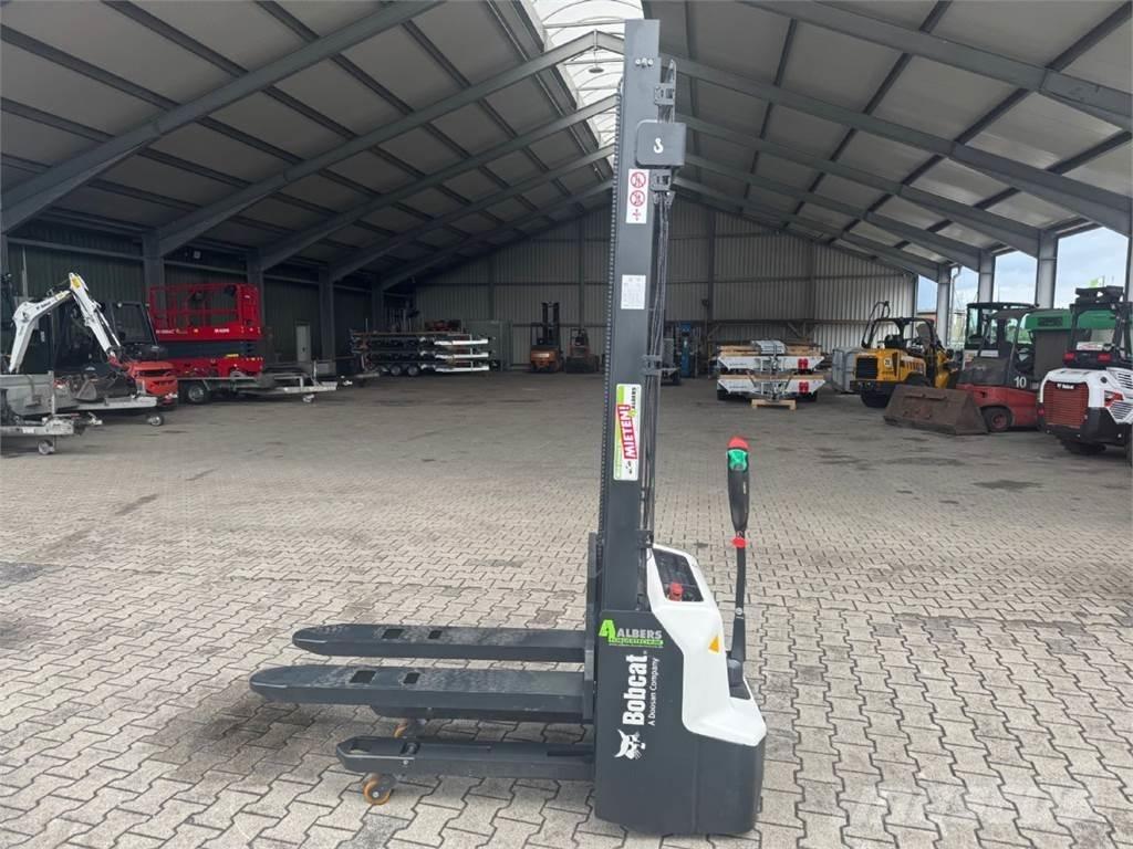 Bobcat LSM12N-7 i Pedestrian stacker