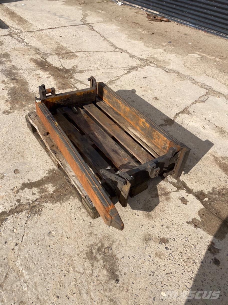 Elm 2500kg Forks