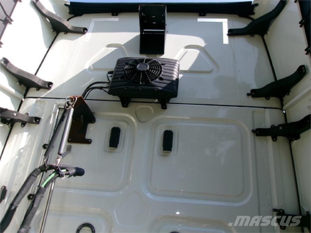 Freightliner 126 Tractor Units