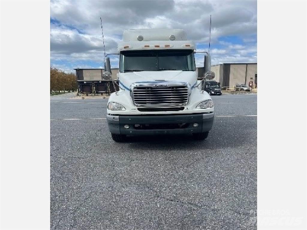 Freightliner CL112G Tractor Units