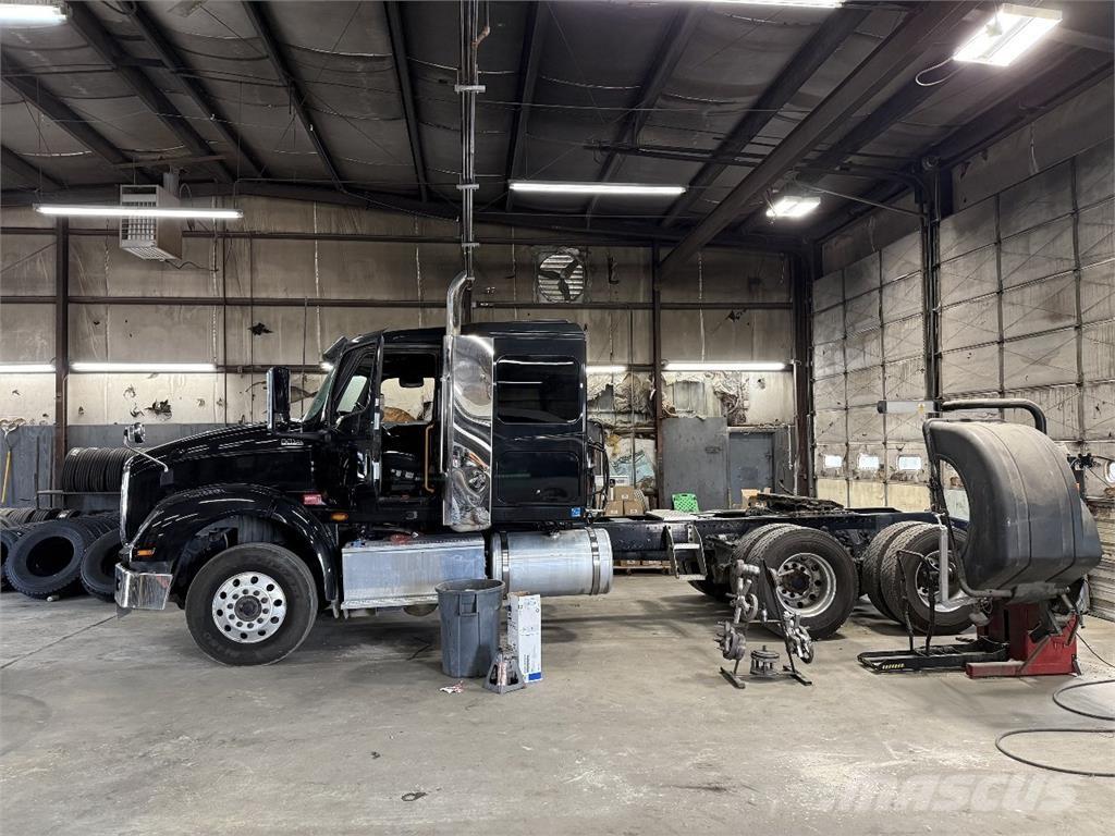 International HX620 Tractor Units