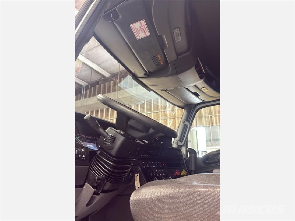 International LT625 Tractor Units