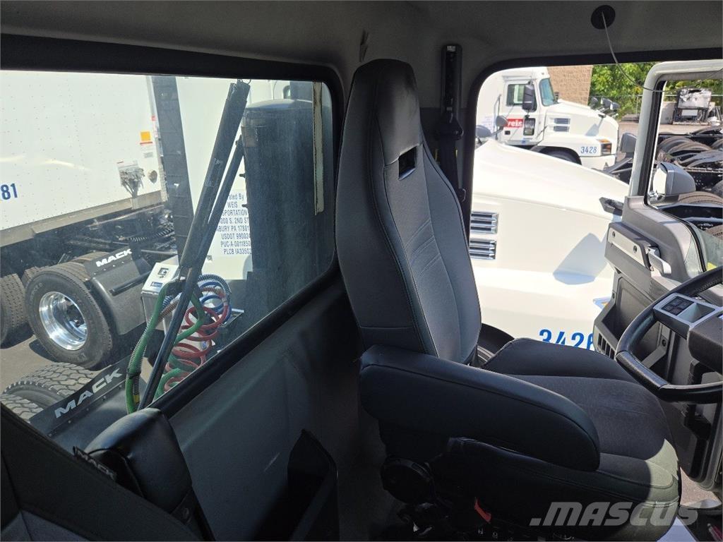 Mack AN64T Tractor Units