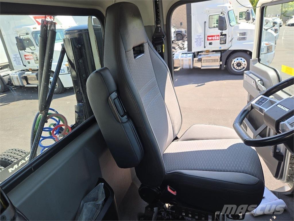 Mack AN64T Tractor Units