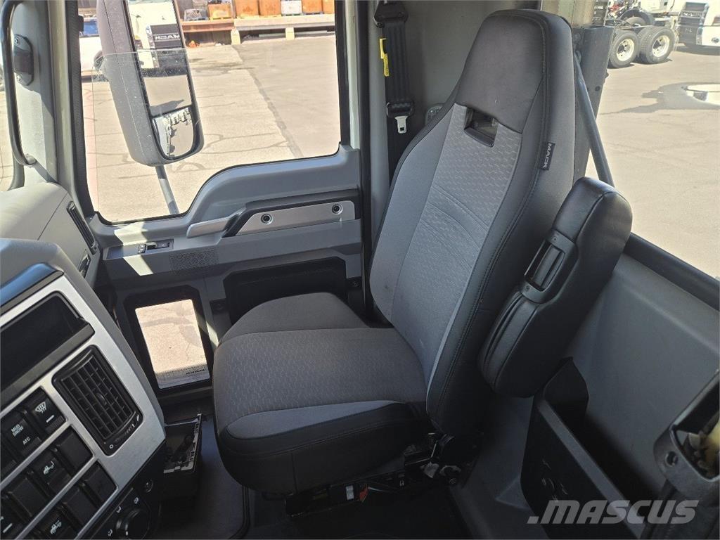 Mack AN64T Tractor Units