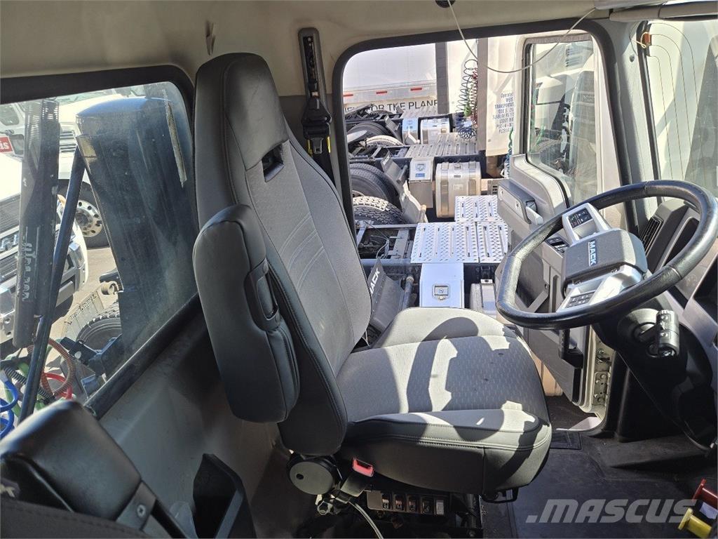Mack AN64T Tractor Units