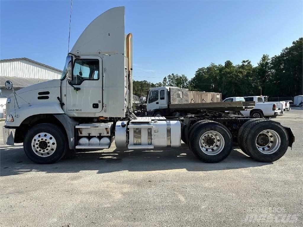 Mack CXU613 Tractor Units