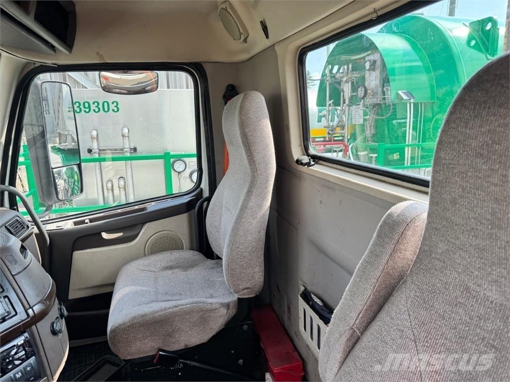 Volvo VNM64T200 Tractor Units