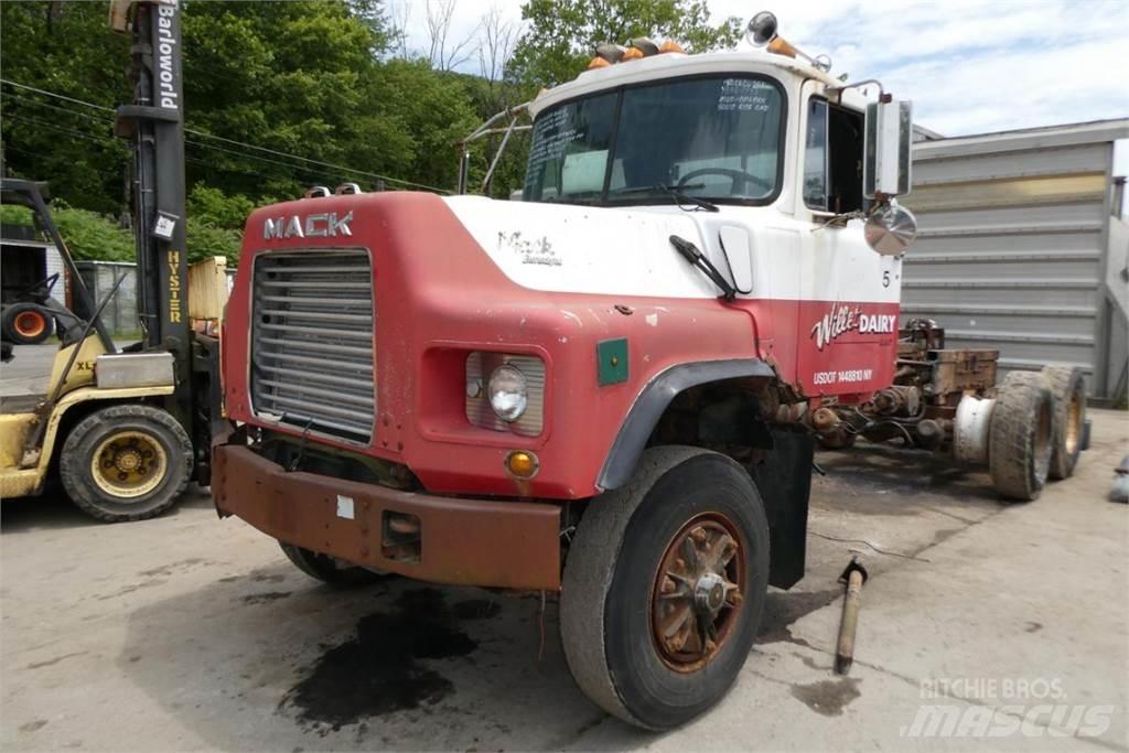 Mack DM688X Chassis Cab trucks